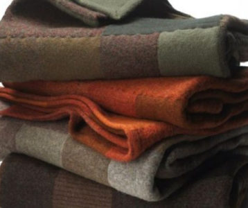 पर्साबाट ३० लाख बराबरको कपडा बरामद