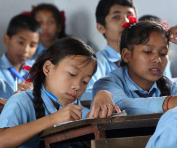 बोत्तल बेचेर विद्यार्थीलाई शैक्षिक सामग्री