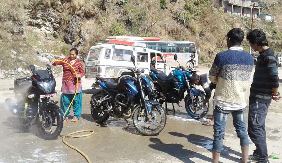 कतारबाट फर्केका डम्बर मोटरसाइकल धोएरै कमाउँछन् मासिक ९४ हजार