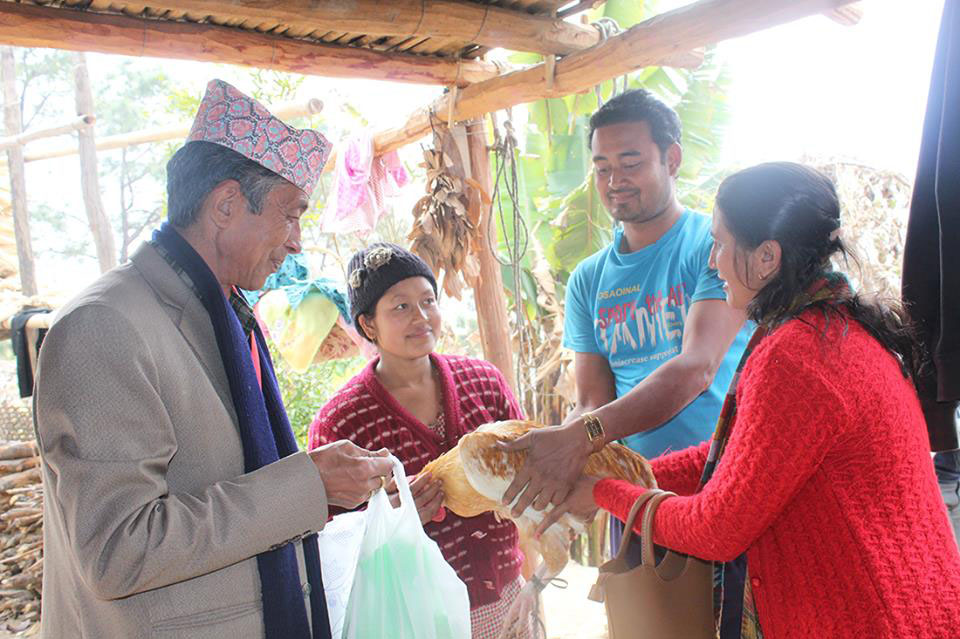 ज्वानो र भाले बोकेर सुत्करी भेट्न जान्छन् गाउँपालिका अध्यक्ष (तस्बीर सहित)