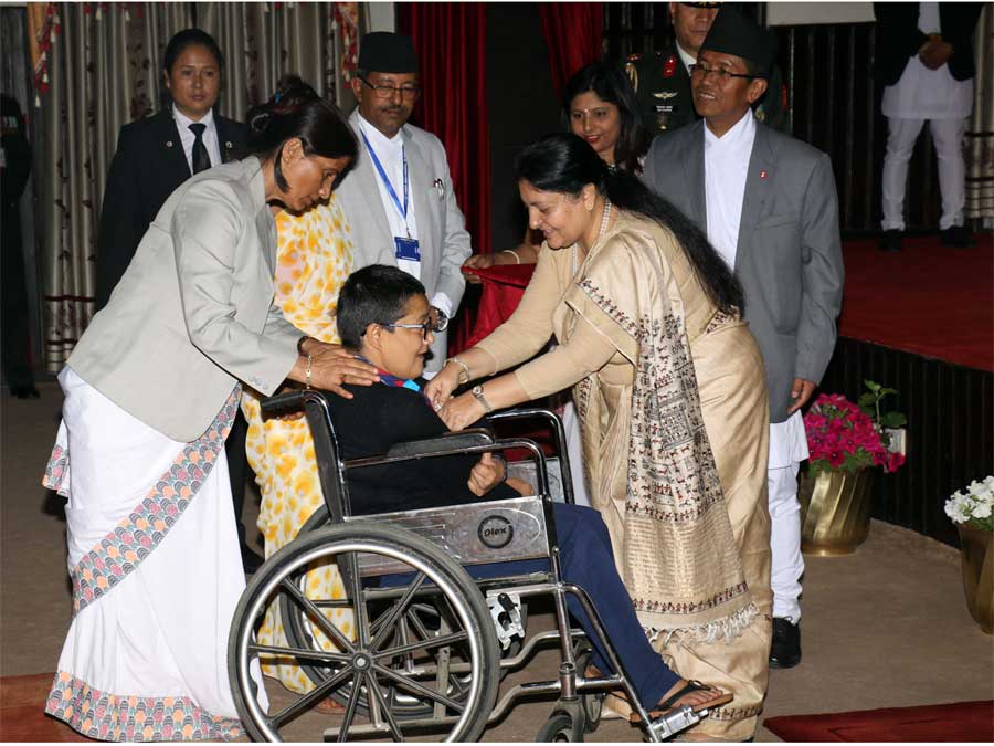 सम्मान ग्रहण गर्दै साहित्यकार झमककुमारी