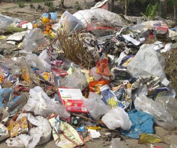 महानगरले थुपारिदियो तीन उद्योगको मुख्यद्वारमा फोहर