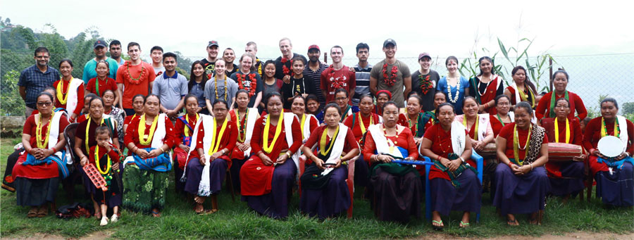 आमासमुहसँग सामुहिक तस्बिर खिचाउँदै पर्यटक