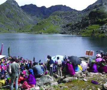 आज बिहानैदेखि गोसाइँकुण्डमा भक्तजनको घुइँचो