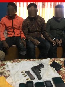 पेस्तोल सहित ३ जना पक्राउ