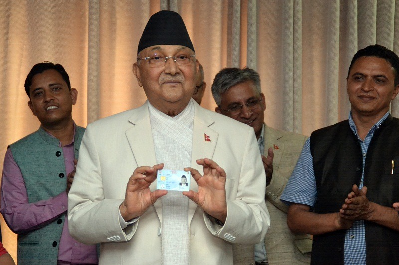 प्रधानमन्त्री ओलीलाई राष्ट्रिय परिचयपत्र