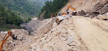 विद्युत् कम्पनीको लापरवाहीले खोला पुरियो