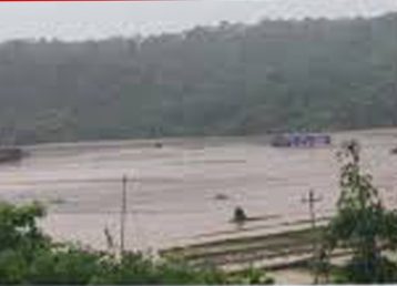 पहिरोले थुनिएको खोला फुट्यो, पाँच गाउँका बासिन्दा सुरक्षित स्थानतर्फ