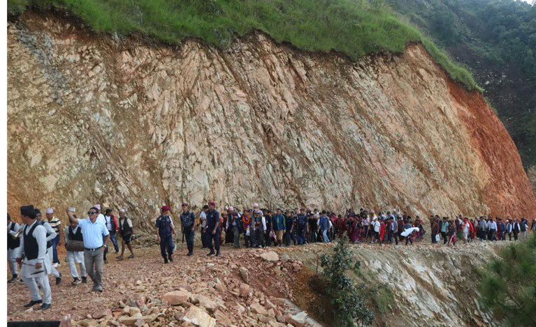 गलेम भीरमा गाडी  चल्न थालेपछि स्थानीयवासी हर्षित