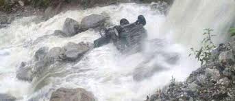 खोलाले कार बगाउँदा एकको मृत्यु, दुई घाइते