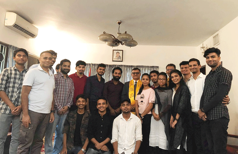 नेपाली विद्यार्थीद्वारा बंगलादेशमा राजदूत डा मिश्रको स्वागत