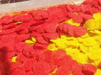 झिनियाँ बनाउन व्यस्त महिला उद्यमी