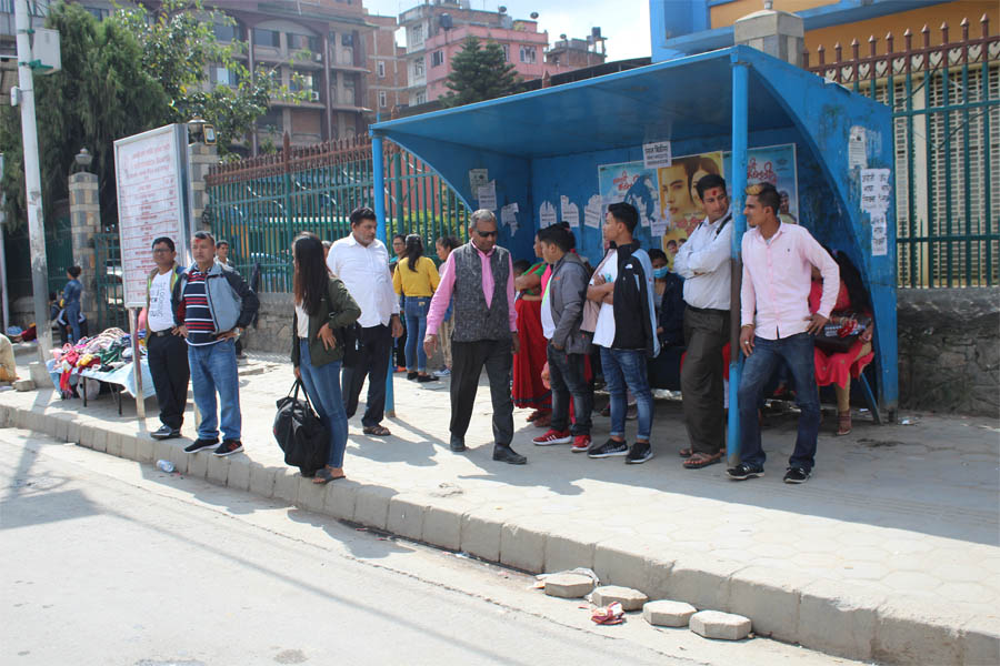 उपत्यकाका यात्रु नै जोखिमपूर्ण यात्रा गर्न बाध्य छन्