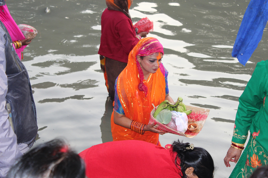 नारायणी नदीमा छठ पूजाको तयारी
