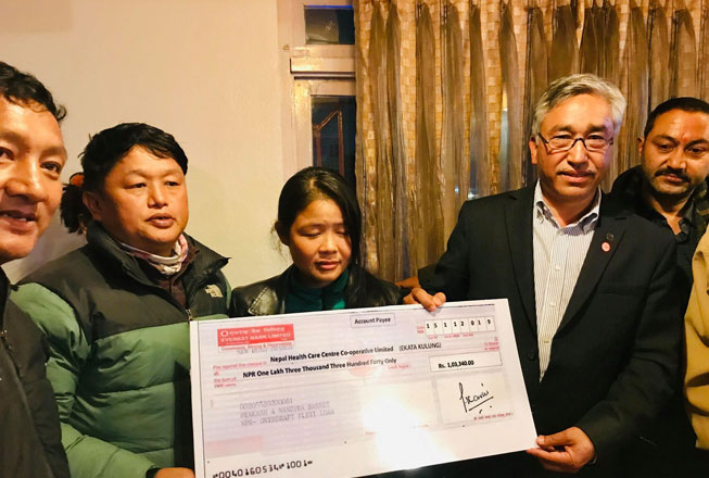 पर्यटन ब्यबसायी सिंहले गरे जेहेन्दार विद्यार्थी एकतालाई आर्थिक सहयोग