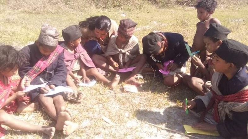 राउटे समुदायका बालबालिकामा जाग्यो पढ्ने रहर,  लुकीलुकी   लेखपढ गर्दै