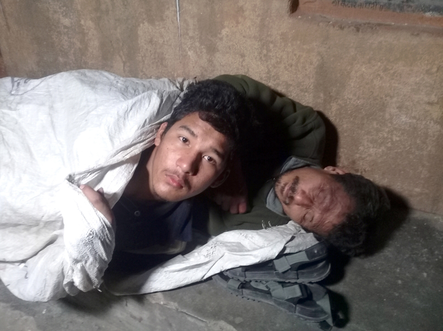 सडक पेटीमा बास, चिसो भुल्न धेरै मदिरा सेवन गर्छन् यिनीहरु