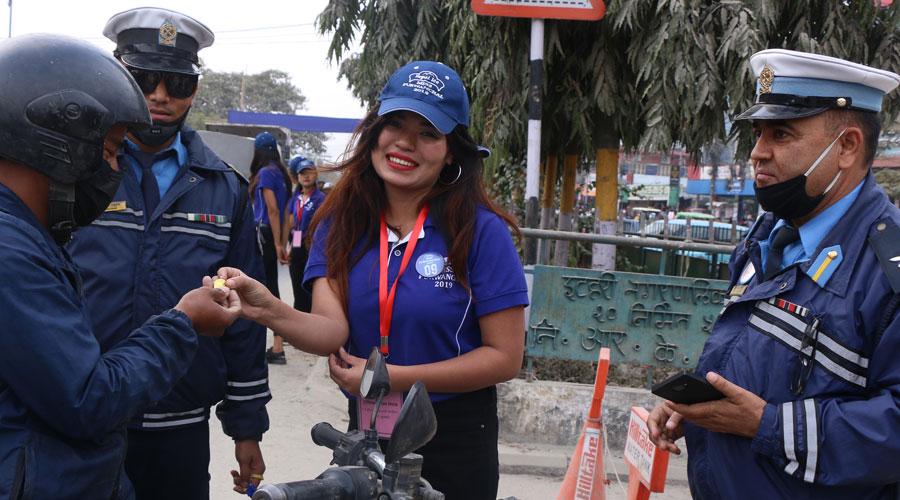 सडकमा निस्किएर सुन्दरीहरुले के गरे हेर्नुहोस् (तस्बिरसहित)