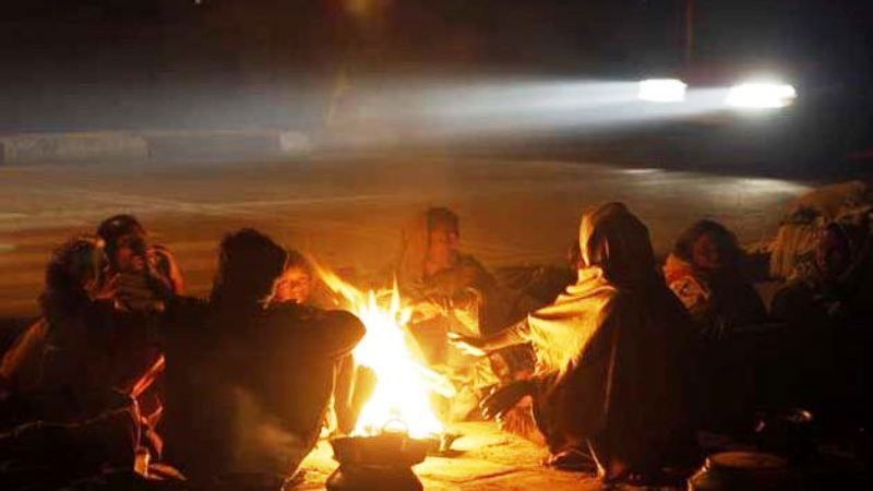 चिसो बढ्दै गएपछि विभिन्न स्थानमा आगो ताप्ने व्यवस्था