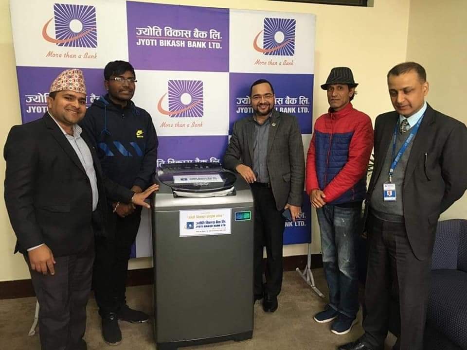 निःशुल्क कपडा बैकलाई ज्योति विकास बैंकका सिइओद्वारा वासिङ मशिन प्रदान