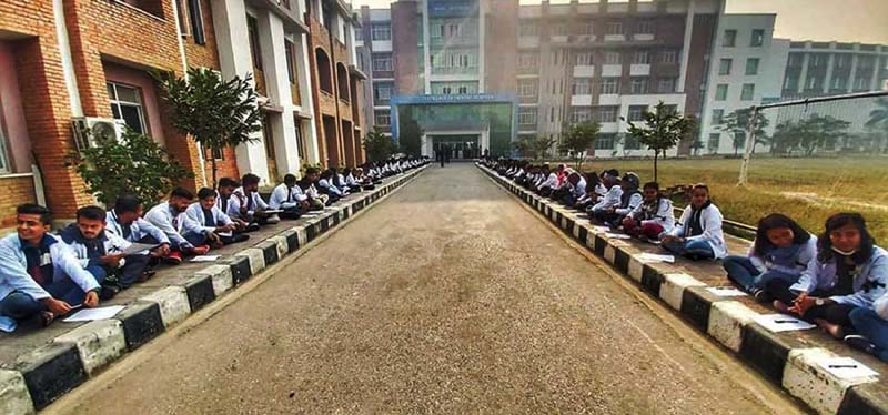 सरकारले मेडिकल कलेज सञ्चालककै पक्षपोषण गरेको भन्दै विद्यार्थीले गरे बोर्ड परीक्षा बहिष्कार
