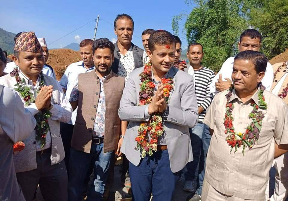 पैयु र बिहादीमा सडक कालोपत्रे हुदै, सांसद पदम गिरी साइकल चढेर घुम्ने