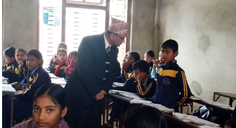 कक्षाकोठामा शिक्षा सचिवले सोधे, ‘गाउँपालिकाका अध्यक्षको नाम के हो ?