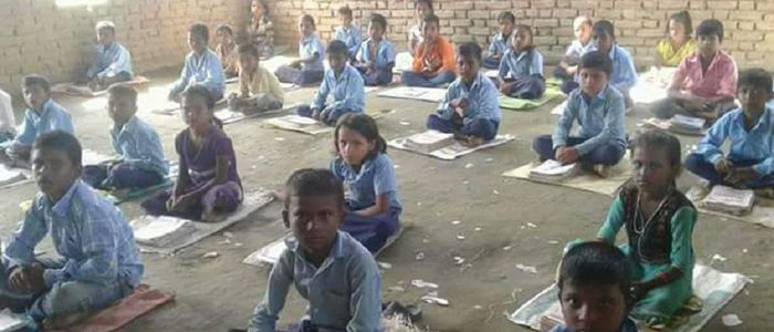 डेक्स–बेन्चमको व्यवस्था नहुँदा, बोरा ओछ्याएर पढ्दै विद्यार्थी