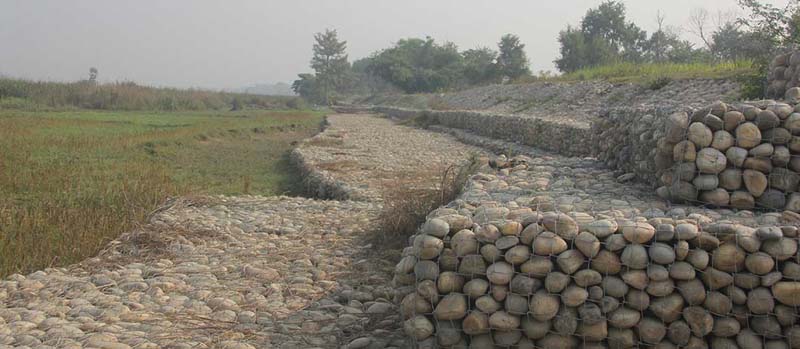 भारतीय अवरोधका कारण रोकियो तटबन्ध निर्माण