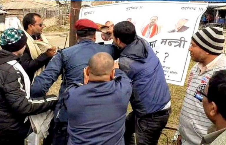 मुख्यमन्त्रीको राजीनामा माग्दै जुत्ता प्रहार, ४ जना नियन्त्रणमा