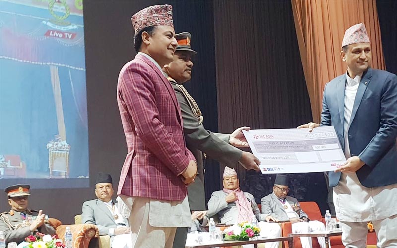 एन आई सी एशिया बैंकद्वारा एपिएफ क्लबका साग विजेता खेलाडिलाई नगद पुरस्कार प्रदान