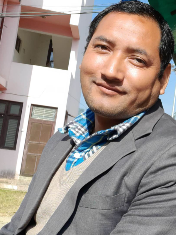 कविता: बतासमा उल्टै ठोकिएर ढुङ्गा