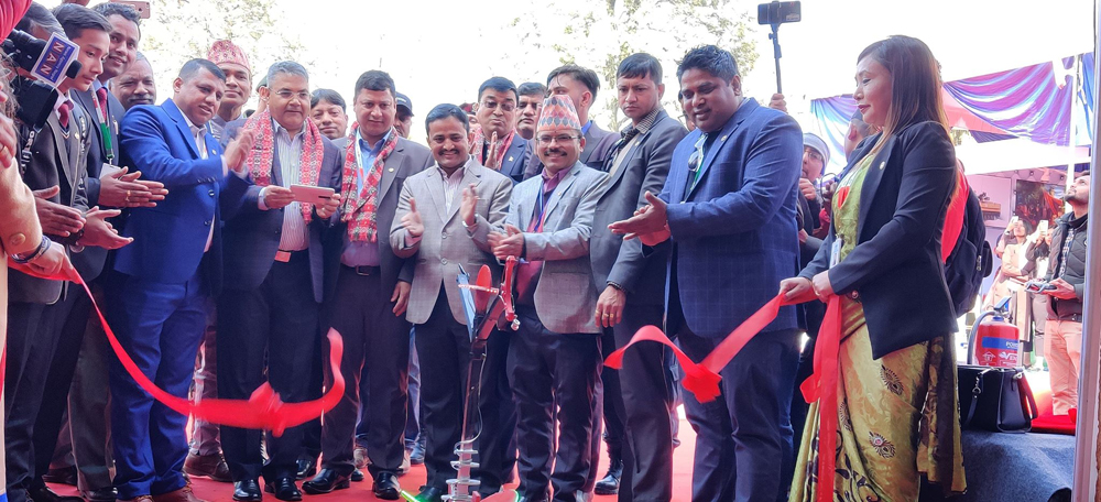 रोबर्टले रिबन काट्दै र ड्रोनले पृष्पबृिष्ट गर्दै शुरु भयो काठमाडौंमा क्यान इन्फोटेक