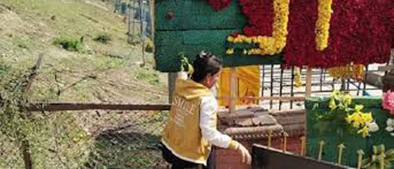 पशुपति क्षेत्रमा फूलमाला चोरिँदै, फोहर थुप्रिँदै