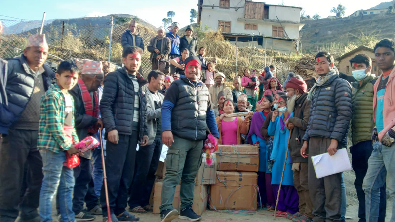 औषधिको भारी बोकेर मुगुका गाउँमा पुगे कार्की,स्थानीयद्धारा फूलमालाले स्वागत