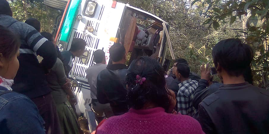 काभ्रेमा बस दुर्घटना हुँदा ३० घाईते, ८ गम्भीर, यात्रु भन्छन्-भन्दा भन्दै दुर्घटना भयो