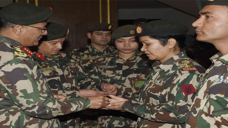 कोरोना टाक्स फोर्समा खटिएका सैनिक र गैह्रसैनिकलाई ‘प्रधानसेनापति निशान’ बाट सम्मान