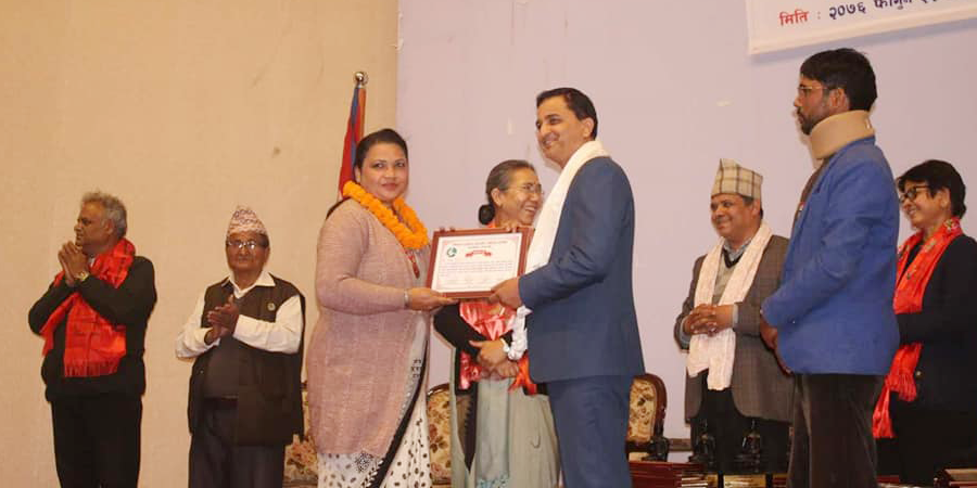सम्पादक मीना तिवारी लगायत वरिष्ठ महिला पत्रकारहरु सम्मानित