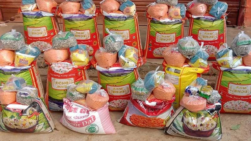 अग्निपीडितलाई राहत दिन गोठीगाउँ पुगे कानूनमन्त्री भण्डारी