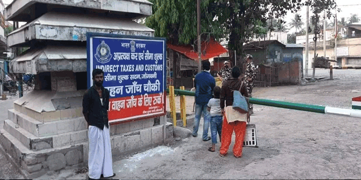 लकडाउनमा परेका एक परिवारलाई जनसम्पर्क समिति भारतले नेपाल पठायो