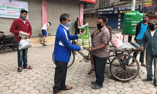 नेपाली काग्रेसद्वारा १७० मजदूरलाई राहत वितरण