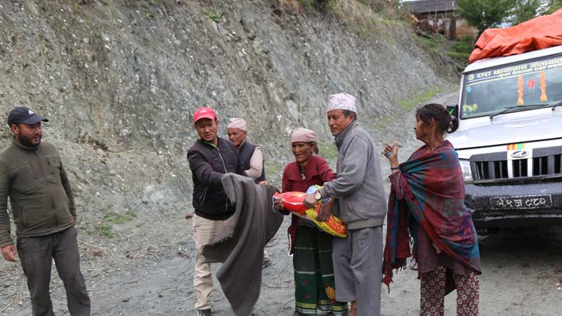 फोटो पत्रकारद्धारा मुगुका  अपाङ्ग तथा असाहयलाई राहत सहयोग