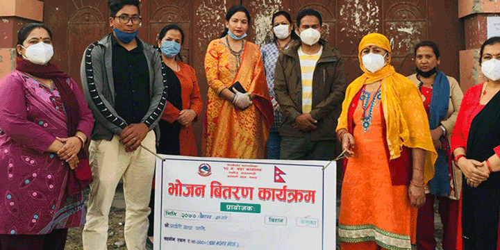 नेकपा नेतृद्वारा सामूहिक भोजनलाई सहयोग
