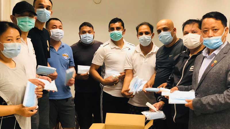 श्रमिक दिवसको अवसर पारेर नेपाली सहयोगी हातहरु मकाउद्धारा मास्क र सेनिटाइजर वितरण
