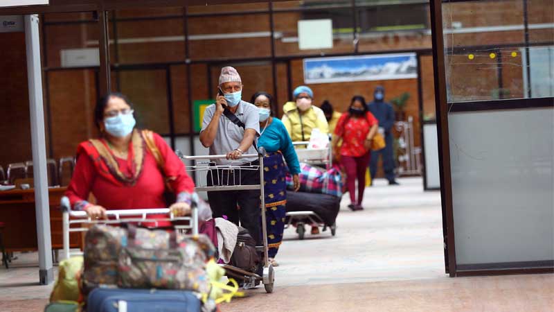तस्बिरमा हेर्नुहोस् म्यानमारबाट उद्धार गरेर ल्याइएका नेपालीहरु