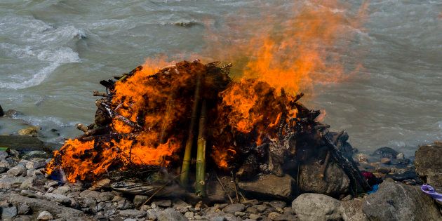 कोरोनाबाट मृत्यु भएका नेपालीको १३ दिनपछि अन्त्येष्टि
