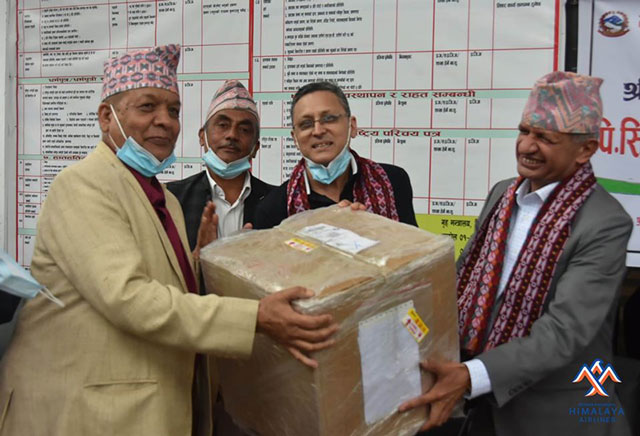हिमालय एयरलाइन्सद्वारा अस्पताललाई स्वास्थ्य सामग्री सहयोग