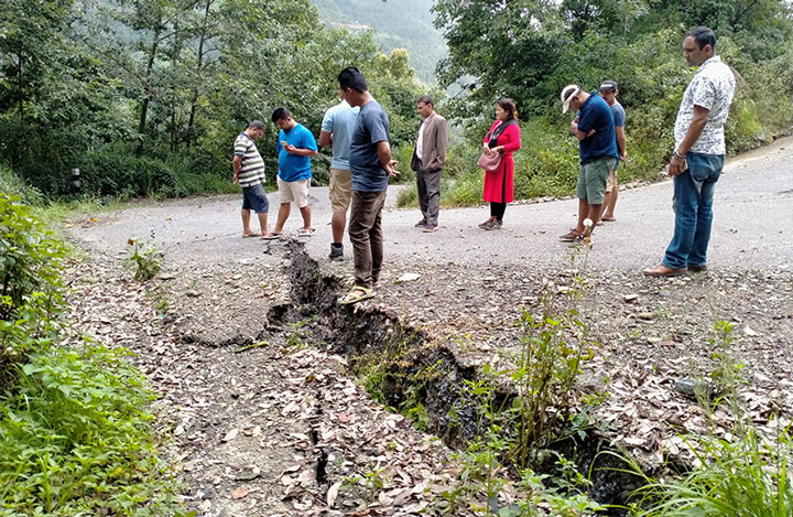 मध्यपहाडी लोकमार्ग ठाउँ ठाउँमा भासियो