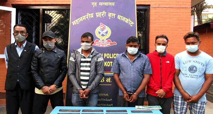 सुनको अक्षरले लेखिएको धार्मिक ग्रन्थका पानाहरू भन्दै बिक्रि गर्न खोज्नेहरु पक्राउ