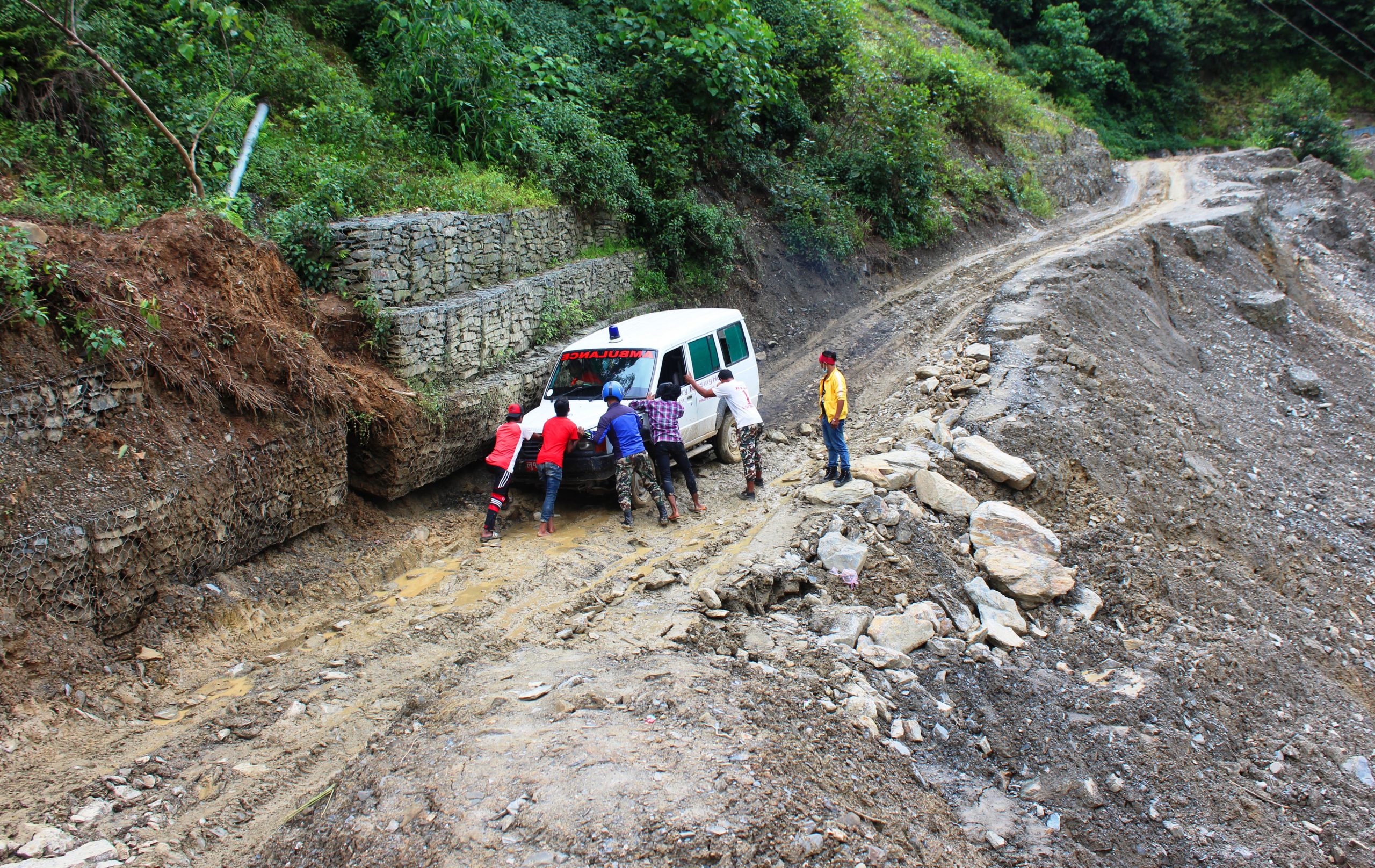 लोकमार्गमा फस्यो एम्बुलेन्स